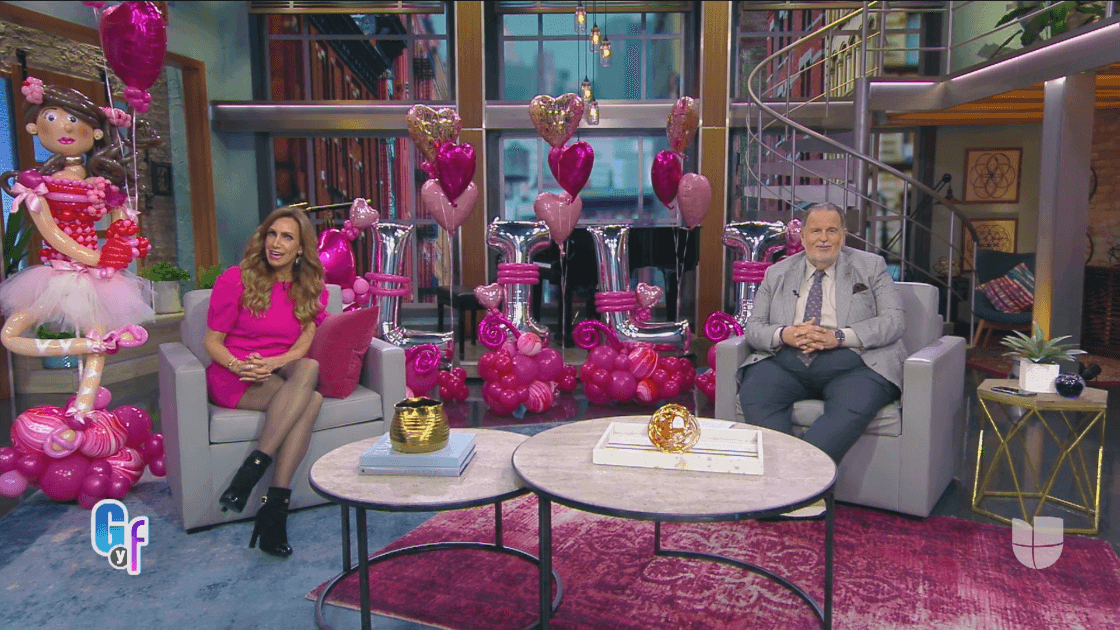 Entre globos rosados en forma de corazones recibió aplausos y abrazos a distancia de todos los que hacen posible este show.