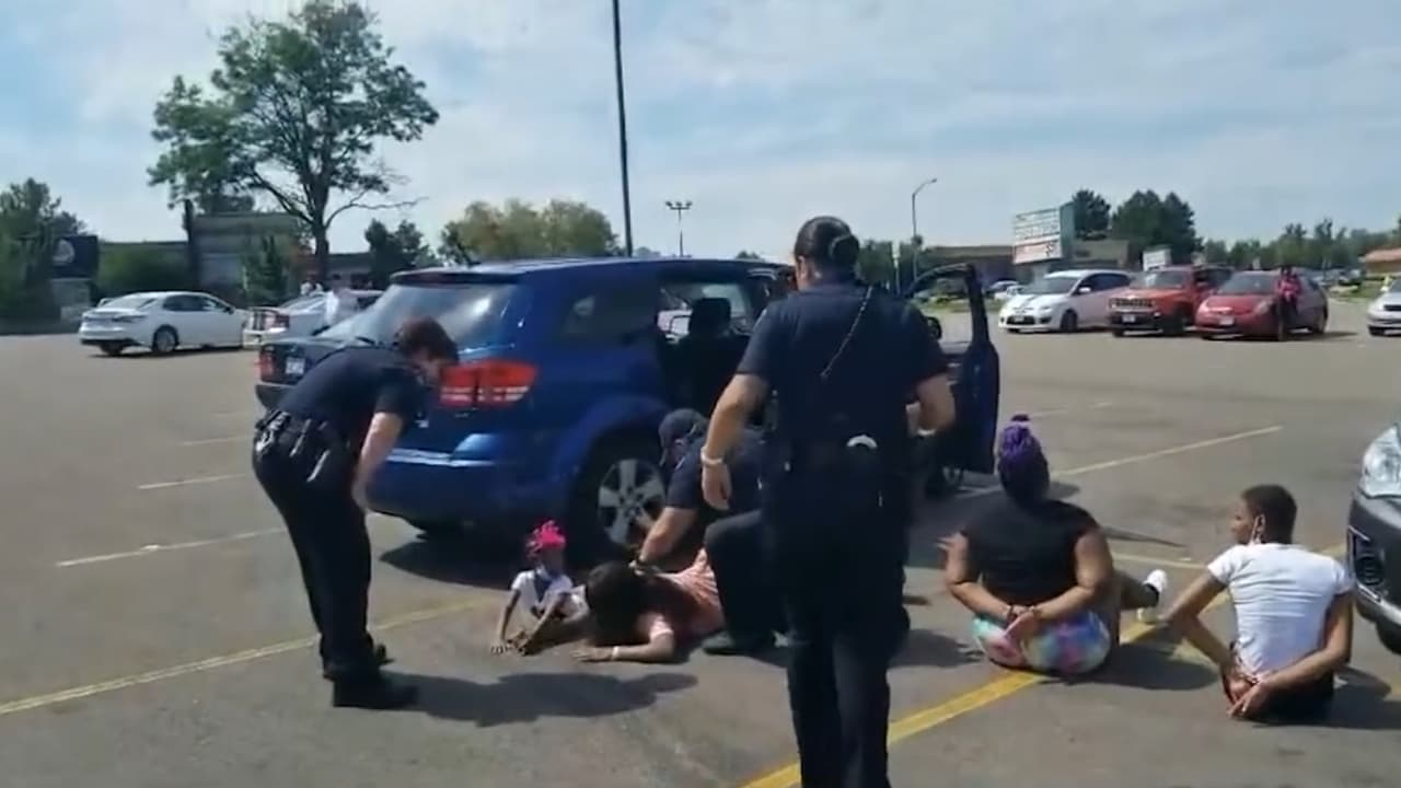 Esposadas y tiradas al piso: una mujer y 4 menores son sacadas de su auto en un incidente calificado como exceso policial