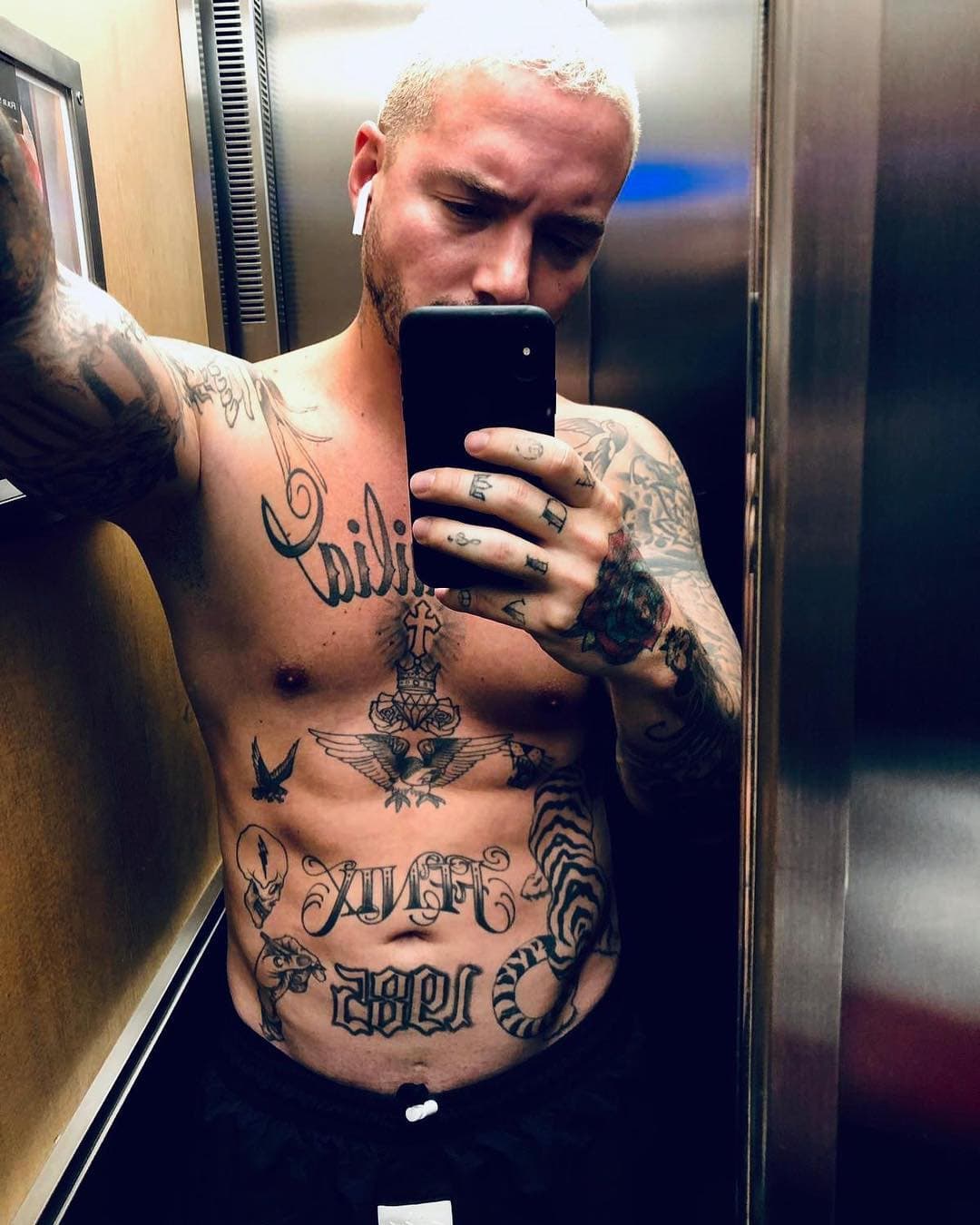 Lo cierto es que este artista, que tanto ha definido 
<a href="https://www.univision.com/shows/premios-juventud/10-razones-por-las-que-los-looks-de-j-balvin-son-los-mas-vibrantes-de-los-reggaetoneros-fotos">la moda de los reggaetoneros</a>, los muestra en sus redes sociales con frecuencia. Selfies como esta son una constante.