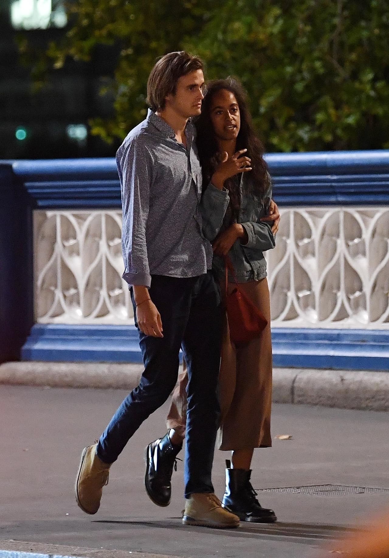 <b><a href="https://www.univision.com/noticias/sucesos/segun-el-ny-daily-news-el-servicio-secreto-puso-a-un-hombre-a-disposicion-de-la-policia-por-acechar-a-malia-obama">Malia Obama</a></b>, de 20 años, y su novio 
<b><a href="https://www.univision.com/temas/malia-obama">Rory Farquharson</a></b>,de la misma edad, fueron captados por los paparazzi el pasado viernes por la noche en Londres, Inglaterra.