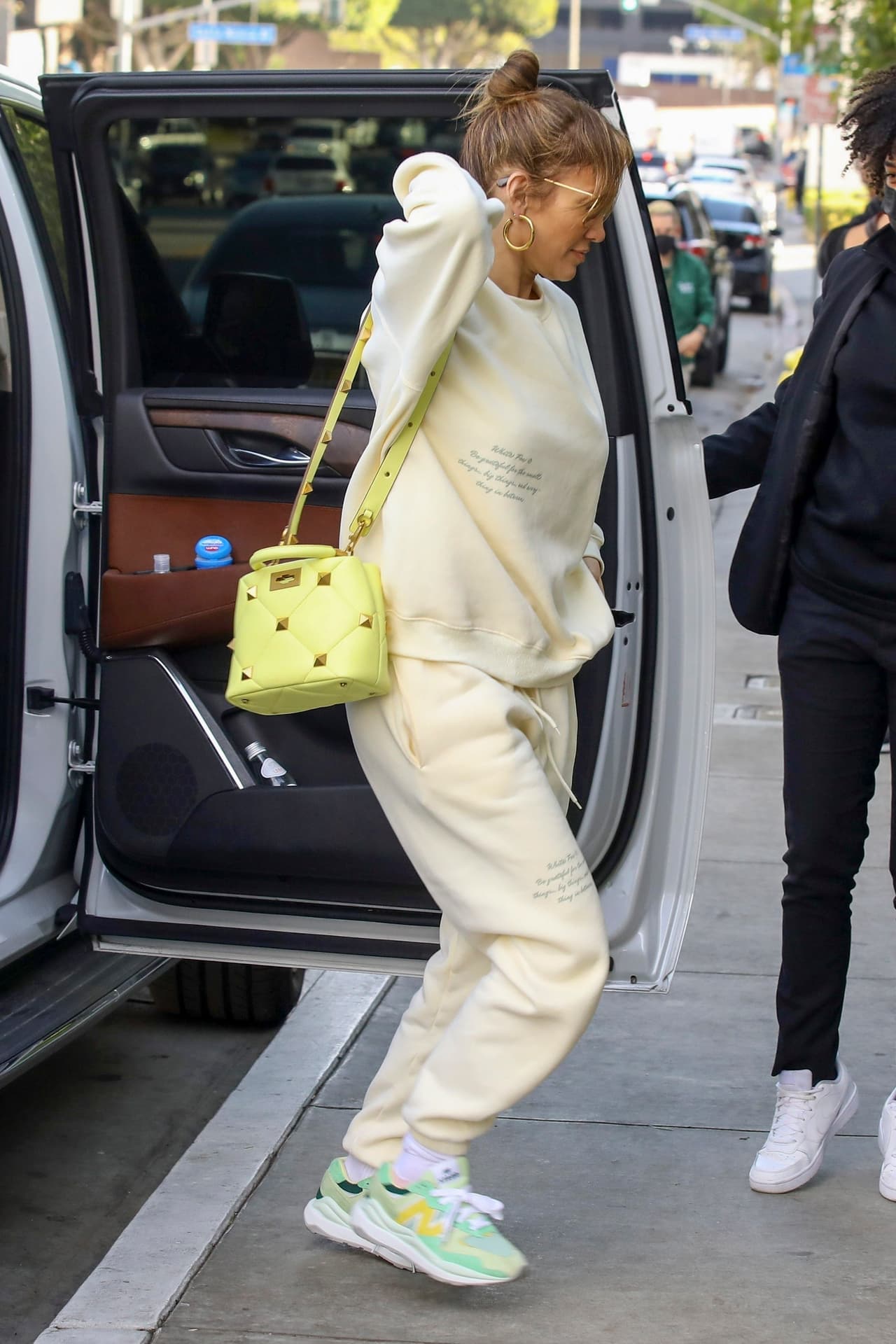 Además, portó un bolso Valentino con tachuelas amarillas, el cual 
<b>tiene un costo 3,150 dólares</b>, según el diario británico.
<br>