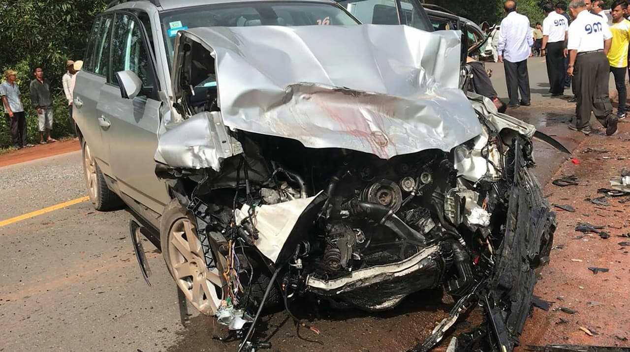 El príncipe
<b><a href="http://time.com/5314519/cambodia-prince-norodom-ranariddh-car-accident/">Norodom Ranariddh y su esposa Ouk Phalla</a></b> fueron trasladados de inmediato a un hospital en la provincia de Preah Sihanouk.