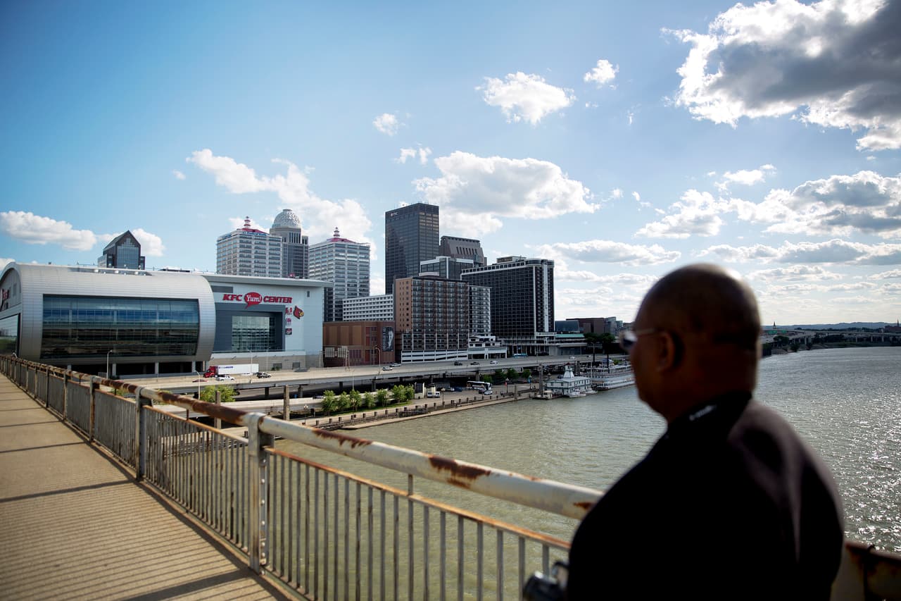 <b>6.- Louisville, Kentucky: </b>Con un ingreso anual de 88,234 dólares, un adulto soltero puede mantener un nivel de vida cómodo en esta ciudad. Para una familia trabajadora de cuatro integrantes, el monto requerido aumenta a 212,742 dólares al año. Mientras tanto, el ingreso medio de los hogares se ubica en 67,251 dólares, por debajo de la cifra estimada como necesaria.