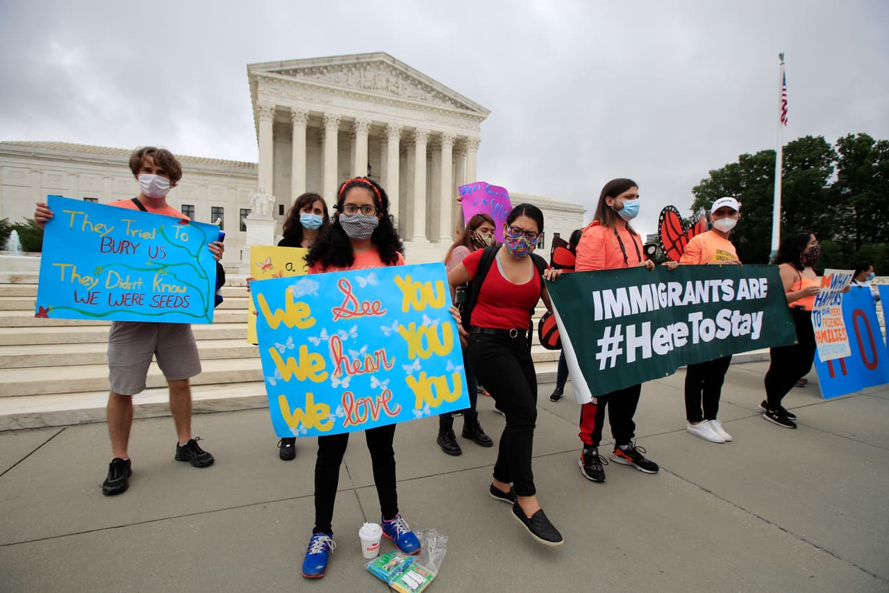 “Trataron de enterrarnos, no sabían que somos semillas”, uno de los mensajes que llevó un grupo de jóvenes que esperó la decisión frente al máximo tribunal, en Washington DC. 
<br>