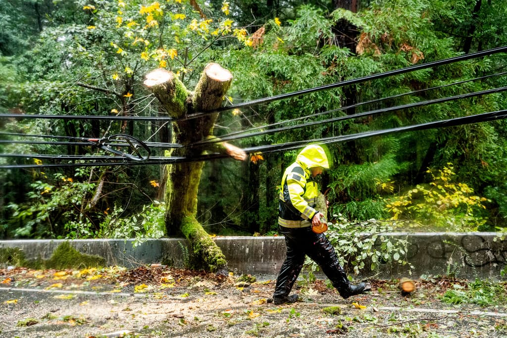 <b>Se emitió un aviso de tormenta invernal para la Sierra Nevada del norte,</b> por encima de los 3,500 pies, donde podrían caer 15 pulgadas de nieve en dos días. Las ráfagas de viento podrían superar las 75 millas por hora en las zonas montañosas, dijeron los meteorólogos.