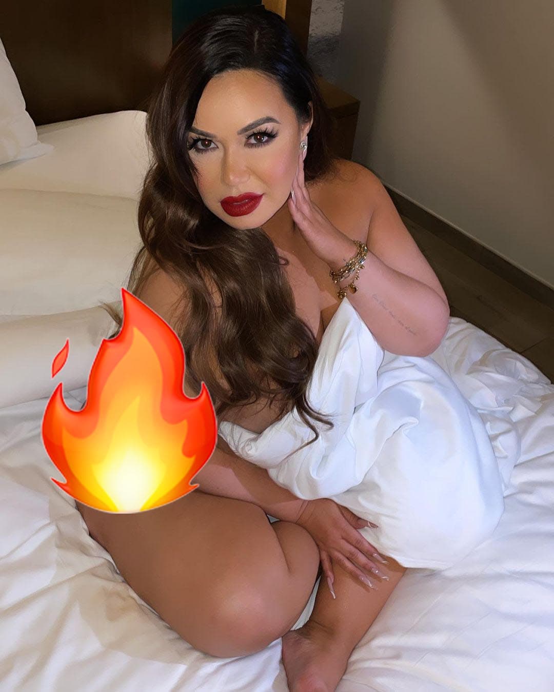 Chiquis no se cansa de dar espectáculo y para promocionar su canción 'Pa’ ti’, decidió hacerlo desde su cama y sin una prenda encima.