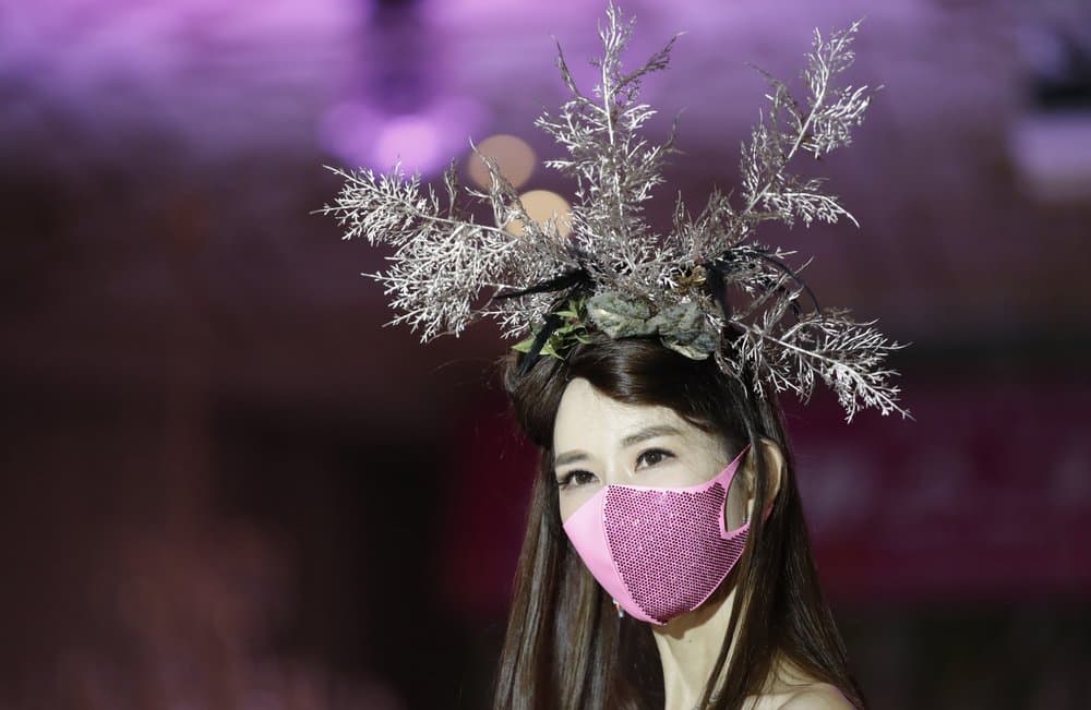 Una modelo usa una máscara 
<b>durante un desfile de modas en Seúl, <a href="https://www.univision.com/temas/corea-del-sur">Corea del Sur</a></b>, el 24 de julio de 2020.