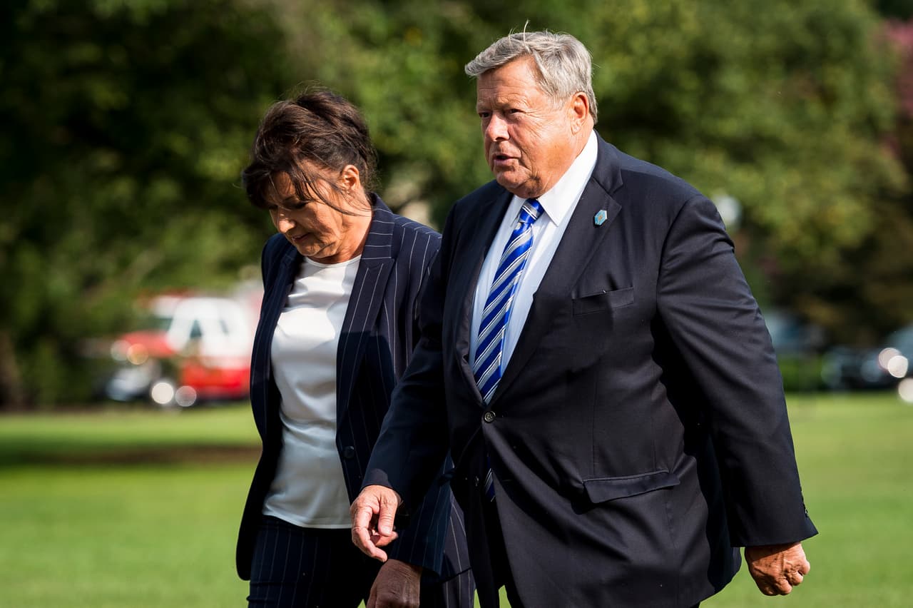 Melania Trump es ella misma una inmigrante,
<a href="https://www.univision.com/noticias/politica/abogado-apunta-a-que-los-padres-de-melania-consiguieron-sus-green-cards-usando-la-migracion-en-cadena">se ha confirmado que sus padres se hicieron ciudadanos estadounidenses</a> justamente a través de la tan vilipendiada por el presidente “inmigración en cadena” y además las noticias han registrado que a pesar de que le indigne a su marido,
<a href="https://www.univision.com/noticias/politica/aunque-trump-no-quiera-melania-seguira-viendo-cnn-y-los-canales-que-ella-prefiera">a ella le gusta ver CNN en el avión presidencial,</a> un desafío a las órdenes de solo sintonizar Fox que ha hecho Trump.