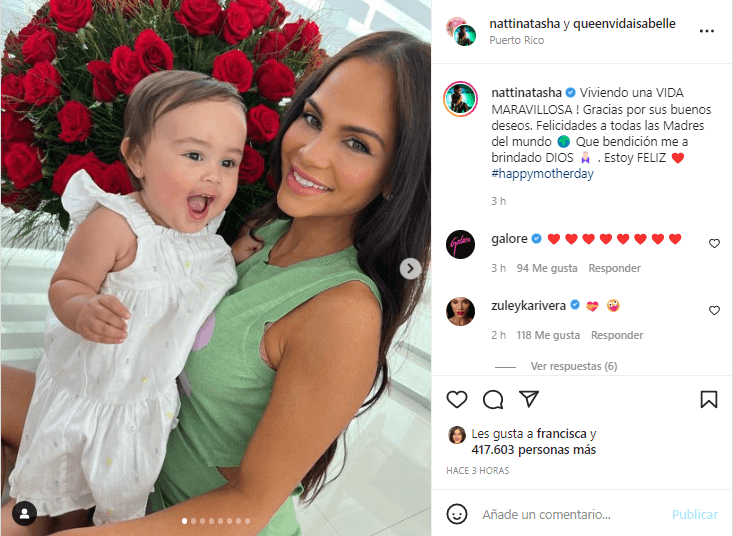 A las famosas que se estrenaron en las festividades del Día de las Madres también se sumó 
<b>Natti Natasha.</b> La reggaetonera recibió por parte de Raphy Pina un enorme ramo de rosas rojas, que le sirvieron para posar a lado de Vida Isabelle.