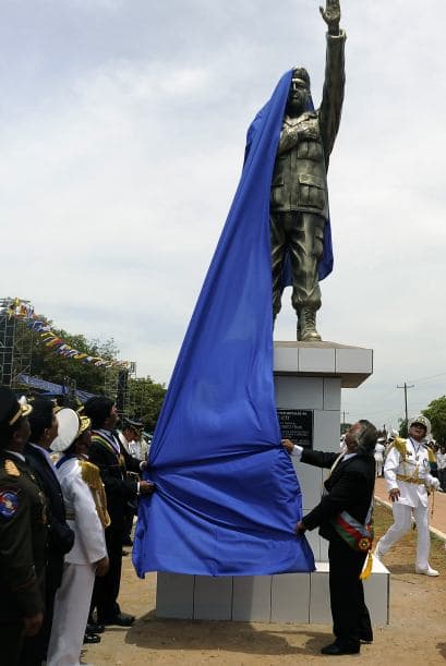 Diversos mandos militares se dieron cita para develar el monumento durante las celebraciones por el 187 aniversario de la Armada Boliviana.
