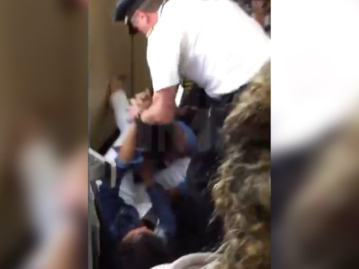 Video: Un piloto de Delta Airlines golpea a una pasajera para detener una pelea