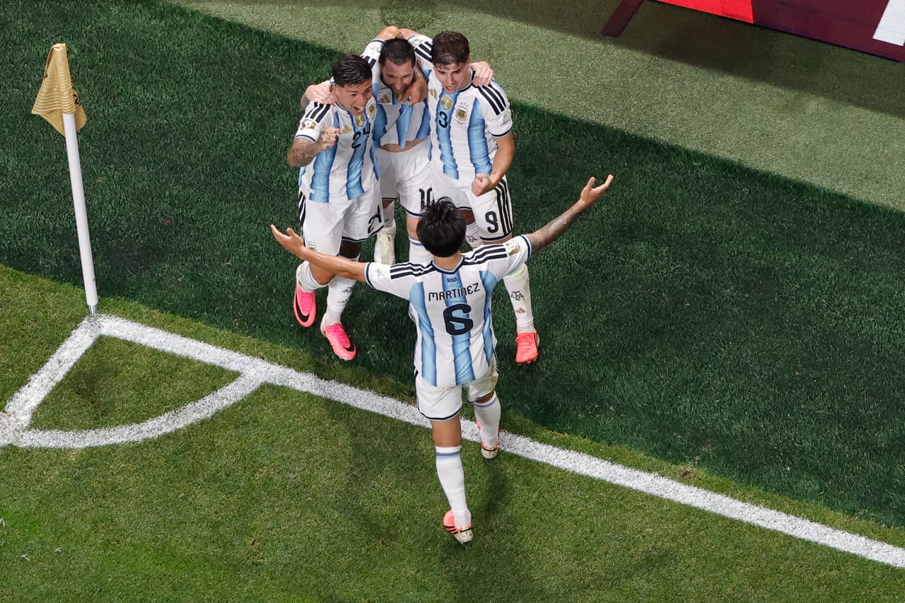 Lionel Messi, de Argentina, celebra con sus compañeros tras marcar el segundo gol de su equipo durante el partido de octavos de final del Mundial entre Argentina y Egipto en Atlanta, el martes 7 de julio de 2026.