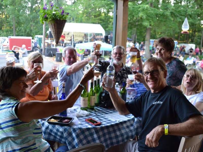 <a href="https://www.enjoyillinois.com/explore/listing/pheasant-hollow-winery?gclid=EAIaIQobChMI6t6B8KTx7wIVAfCzCh1GFgE4EAAYASAAEgJRZfD_BwE" target="_blank">Pheasant Hollow Winnery</a> está situada en 5 acres de bosques con paisajes que te reobaran el aliento, justo al lado este del lago Rend. En un día tranquilo, te puedes sentar con tus amigos en algunas de sus terrazas de gran tamaño y pruebar los vinos exclusivos de este campo.
<br>