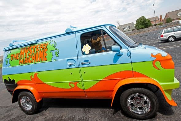‘Scooby’ llegó a bordo del vehículo tradicional de la caricatura en la que era protagonista, ‘The Mistery Machine’.
