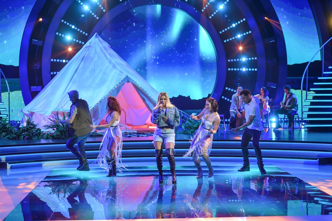 Los bailarines siguieron el ritmo del tema: "En el mejor momento te vas (te vas). Solo pido una oportunidad pa' demostrarte que lo nuestro es amor de verdad".