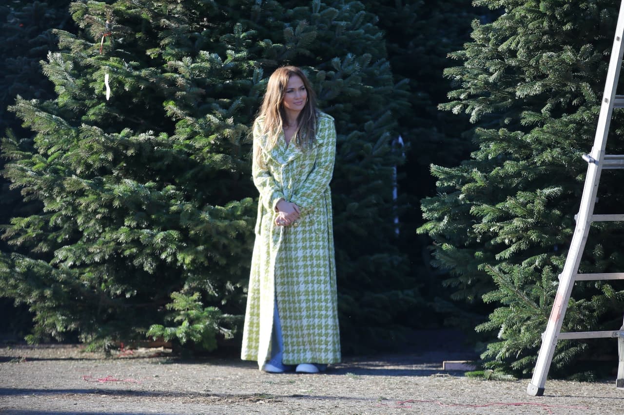 Para esta salida familiar, la protagonista de 
<a href="https://www.vix.com/es-es/detail/video-4173568?utm_medium=internal_referral&utm_source=univision&utm_campaign=breaking_news&utm_content=ed_entertainment&utm_term=slideshow" target="_blank">‘Experta en bodas’, que puedes disfrutar gratis aquí en ViX</a>, utilizó un ‘outfit’ relajado: jeans azul claro, camiseta y calzado deportivo blanco.
<br>