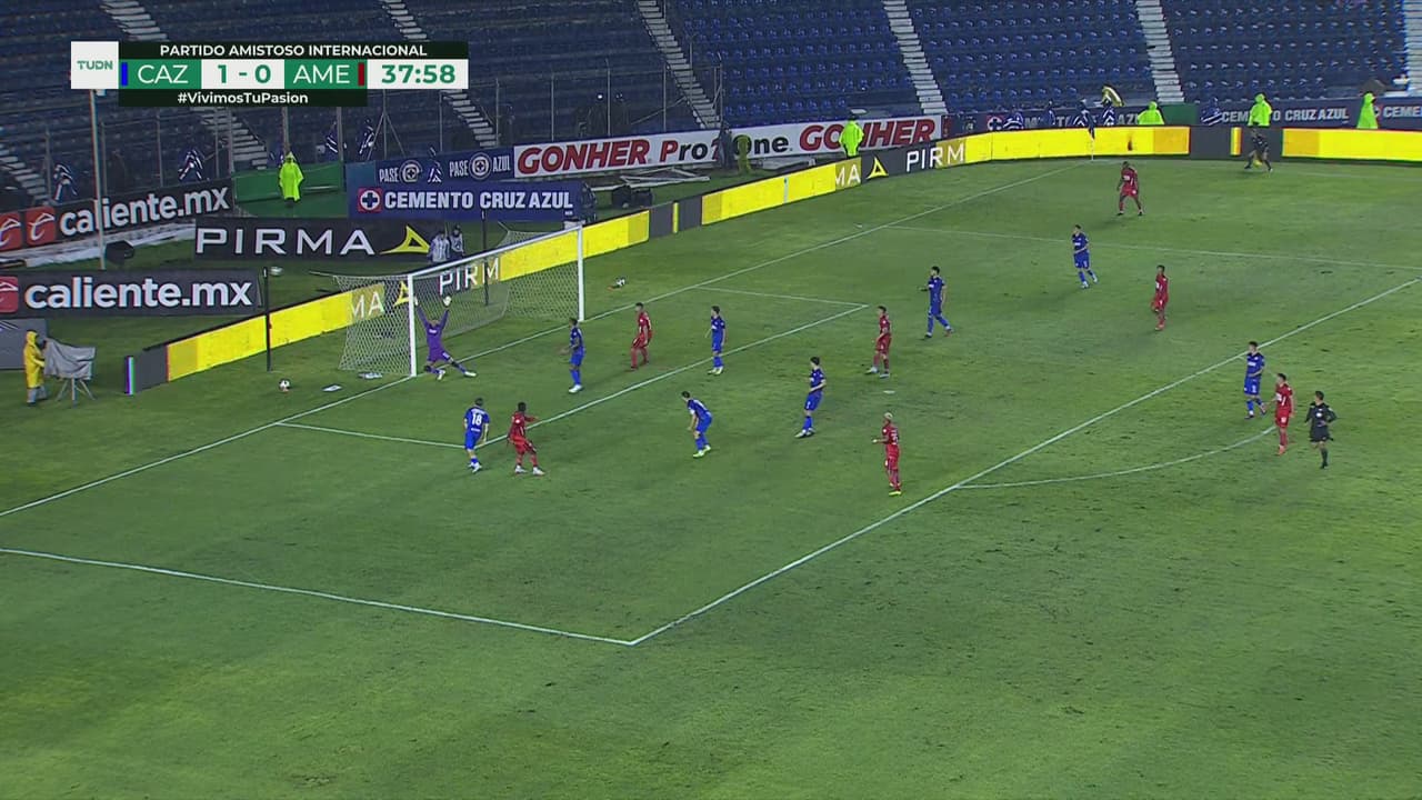 ¡’El Rojo de Cali’ se acerca con peligro con un balón estrellado en el poste!