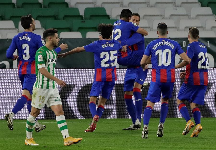Real Betis no puede con Eibar, pierde 0-2 y se encuentra a dos posiciones del descenso en La Liga. Yoshinori Muto se encargó de hacer el primer tanto para su equipo, seguido de Esteban Burgos, quien cobró penal a favor de su equipo para llevarse la victoria en el Benito Villamarín.
