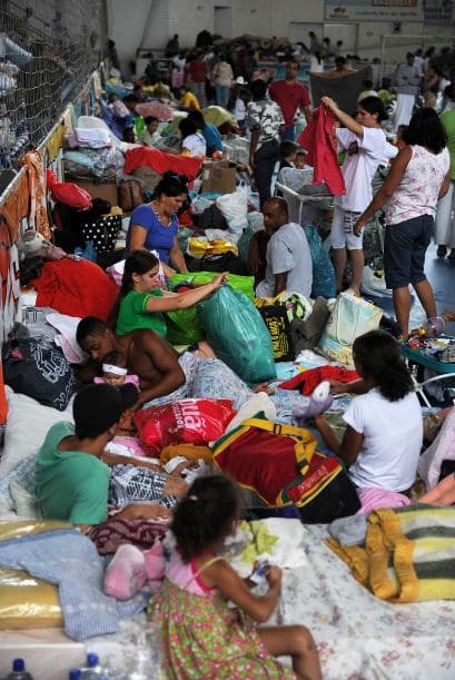 Un día después, calzando botas de agua, recorrió las calles de la ciudad de Nova Friburgo, a 140 km de Rio de Janeiro, una de las más devastadas por los ríos de lodo y agua que se tragaron barrios enteros en cuatro municipios serranos.
