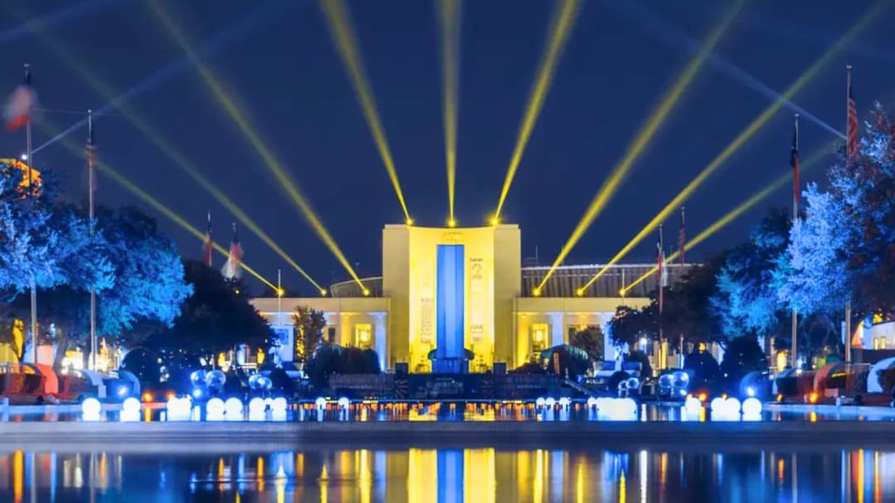 El 
<b>desfile nocturno ilumina Fair Park con carrozas extravagantes, títeres gigantes y personajes animados</b>, haciendo de cada noche una celebración llena de color y magia. Este año, 
<b>se presentan cuatro nuevas carrozas, incluyendo una sorprendente carroza de coronación</b>. ¡No podemos olvidar las Carreras de Cerditos!