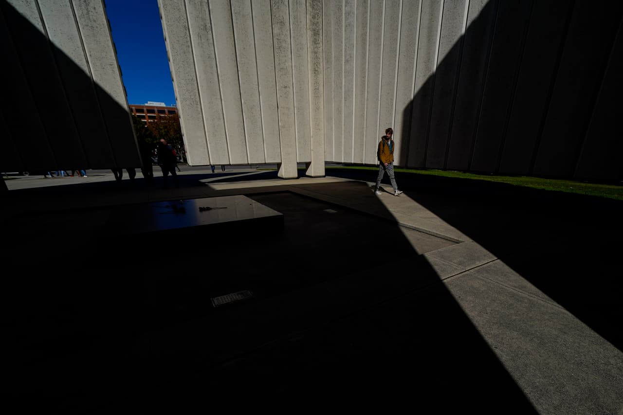 El interior del memorial a John F. Kennedy, ubicado en el centro de Dallas, a unas calles de donde fue asesinado el 22 de noviembre de 1963.