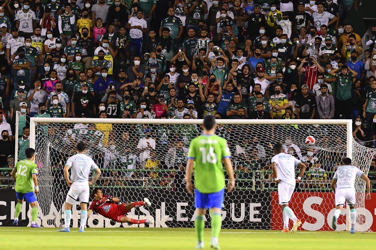 Al 47', un penal en contra de León complicaba en panorama y el colombiano Freddy Montero no perdonó para obligar a los locales a meter 5 goles para avanzar.