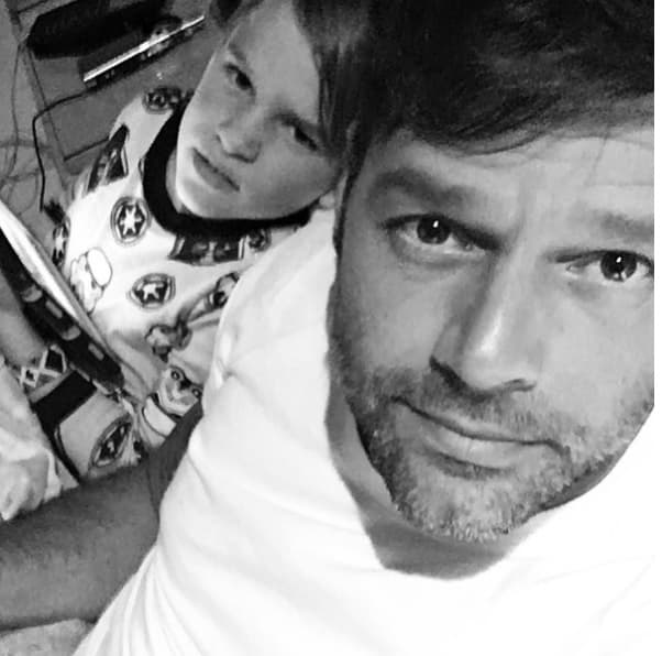 "Todo bien por acá", el cantante boricua con su hijo Valentino, que no esperaba esta selfie, por la expresión de su rostro.