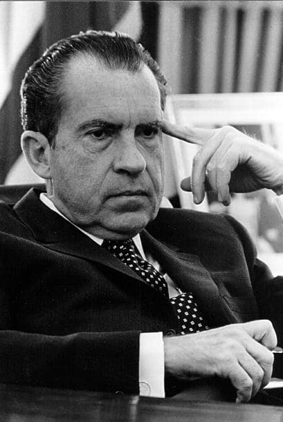 <b>Richard Nixon</b> tenía problemas de 
<b><a href="https://www.univision.com/noticias/alcoholismo/enloqueces-mueres-o-renuncias-al-licor-famosos-cuentan-como-afrontaron-su-alcoholismo-fotos">dependencia al alcohol</a> y ataques repentinos de ira</b>. Se dice que en 1970 luego de la reacción hostil del público ante los bombardeos a Camboya, 
<a href="https://www.theguardian.com/weekend/story/0,3605,362958,00.html">consultó a un psicoterapeuta</a> que lo catalogó como “neurótico”. Varios autores han asegurado que para mejorar sus estados de ánimo, llegó a 
<b>tomar una droga llamada Dilantin que tiene severos efectos secundarios </b>como confusión, pérdida de la memoria y que afecta la función cognitiva. También se rumorea que una vez 
<a href="http://www.businessinsider.com/drunk-richard-nixon-nuke-north-korea-2017-1">ordenó un ataque nuclear</a> contra Corea del Norte, pero que Henry Kissinger advirtió al Alto Mando esperar a que Nixon estuviera sobrio para confirmar la decisión que luego no se ejecutó.