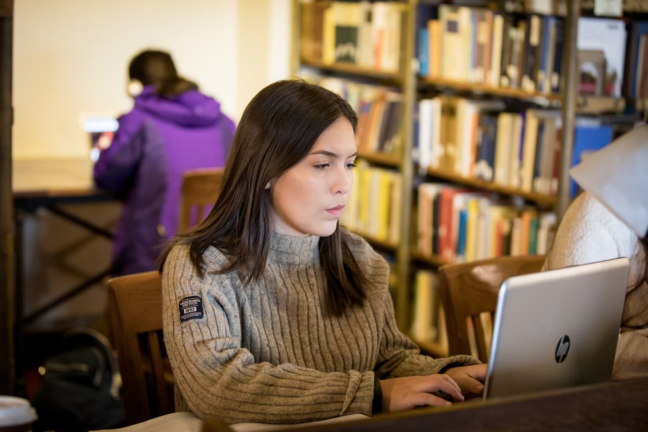 Con el propósito de prepararse para los exámenes estandarizados, consiguió en la biblioteca libros con ejercicios de práctica.