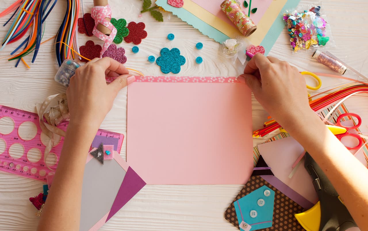 Corta la cartulina o toma la cantidad de fichas de acuerdo a ese número y tenlas listas para comenzar a trabajar en ellas.
<br>