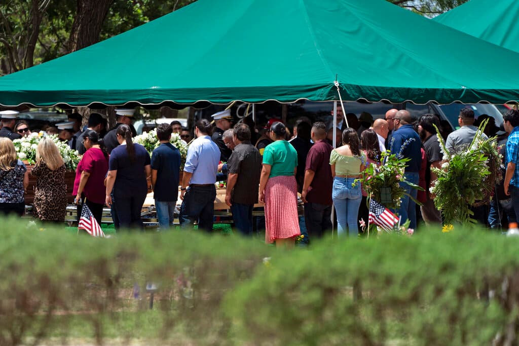 Los familiares y amigos dan el útimo adiós a Irma García y su esposo, Joe García, durante un servicio de entierro en el cementerio de Hillcrest.