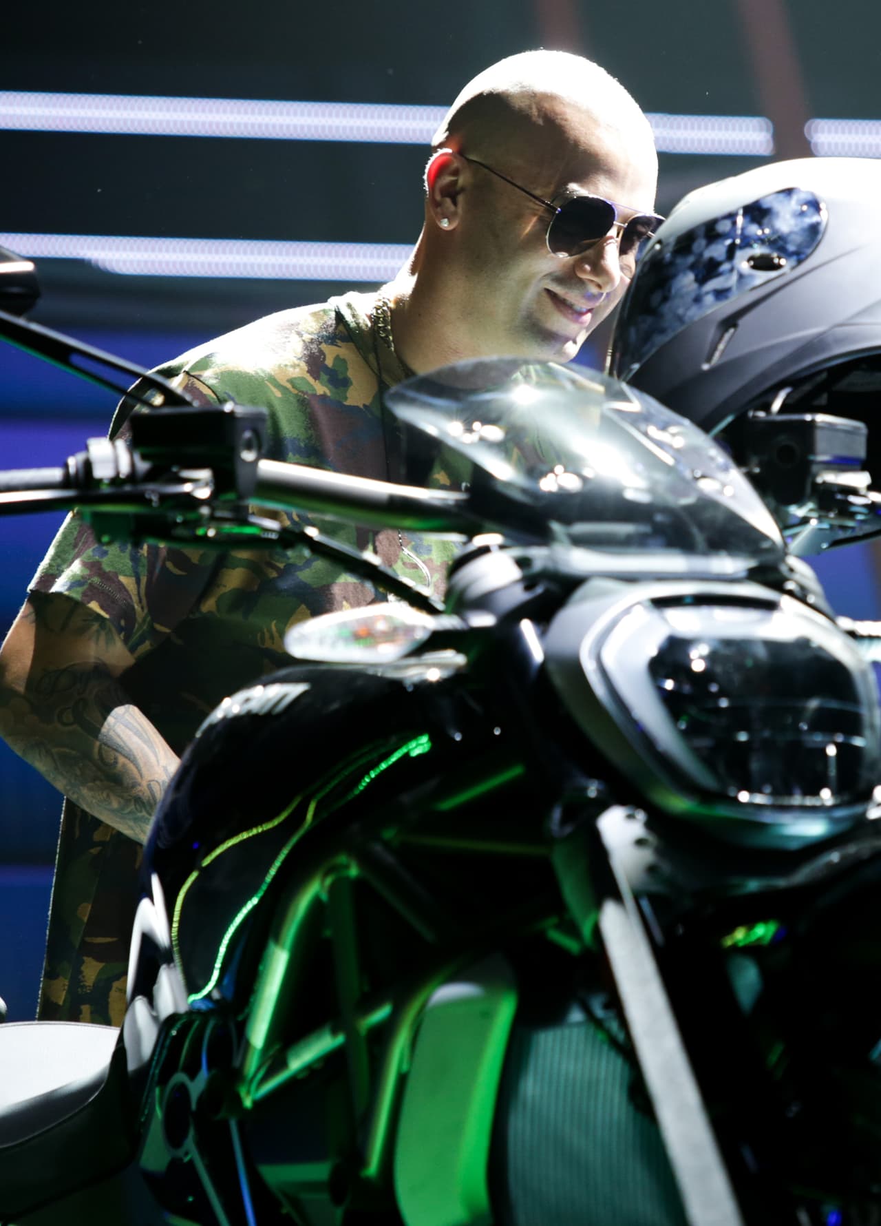 Sólo aquí sabrás que tipo de sorpresa te tiene preparada 
<b><a href="https://www.univision.com/especiales/premio-lo-nuestro">Wisin</a></b> cuando suba al escenario.