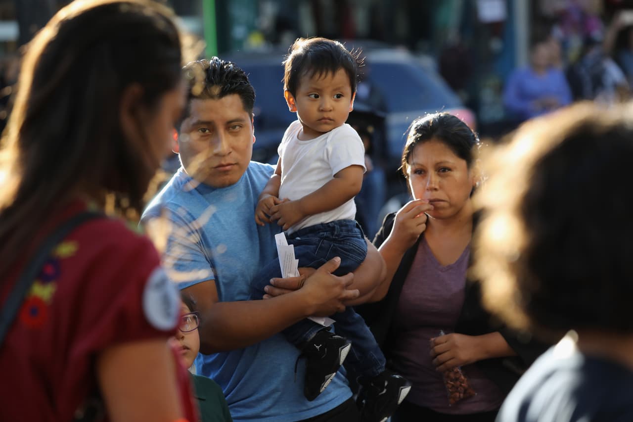 La mayoría de los entrevistados aseguró que
<b> <a href="https://www.univision.com/noticias/inmigracion/inmigracion-con-trump-100-dias-de-miedo">los cambios migratorios</a> han generado consecuencias emocionales y conductuales adversas</b>. Por ejemplo, el 64% dijo que muy a menudo o siempre le preocupa que los miembros de la familia se separen.