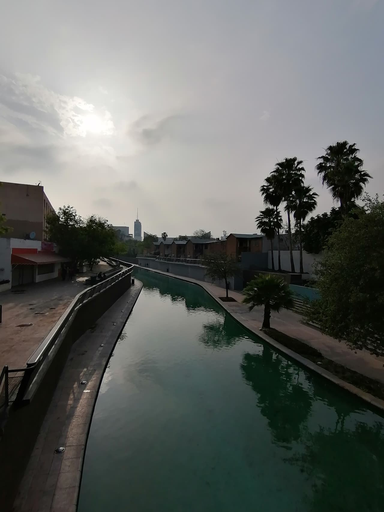 El gobierno mexicano decretó una emergencia sanitaria por causas de fuerza mayor en todo el país y extendió la suspensión de actividades no esenciales.