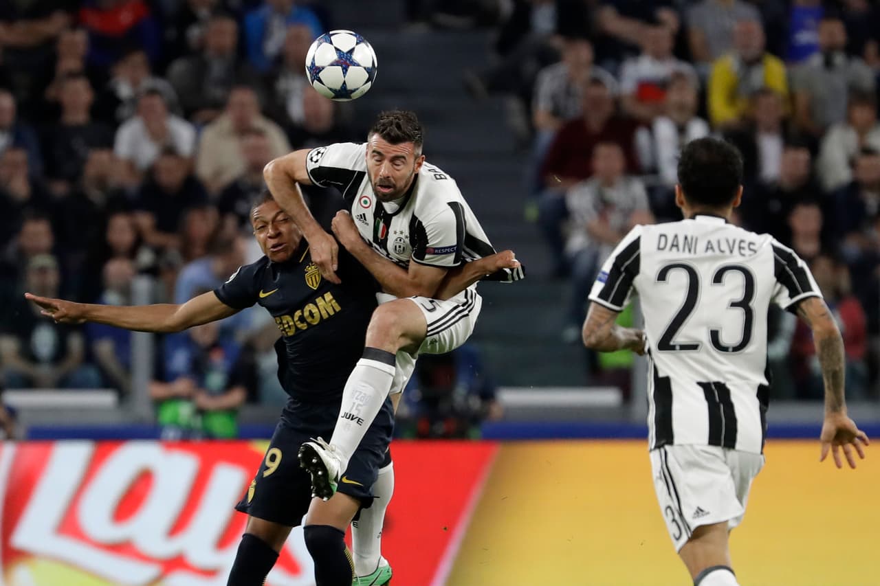 En el ataque del Principado estuvo la joya Kylian Mbappe Lottin. En la primera parte lo buscó e inclusó estrelló un balón en el palo, aunque el juez de línea sancionó fuera de juego.