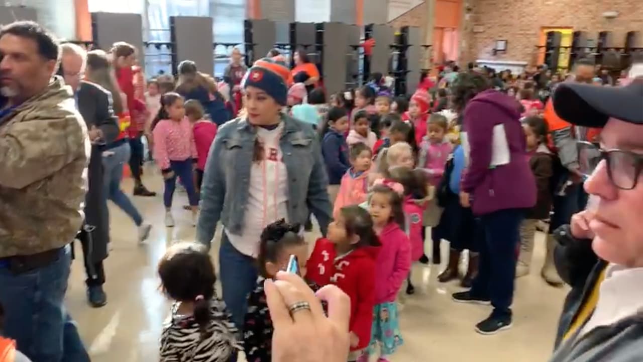 Los padres y sus hijos no se resistieron para tomarse fotografías con el tercera base de los Astros.