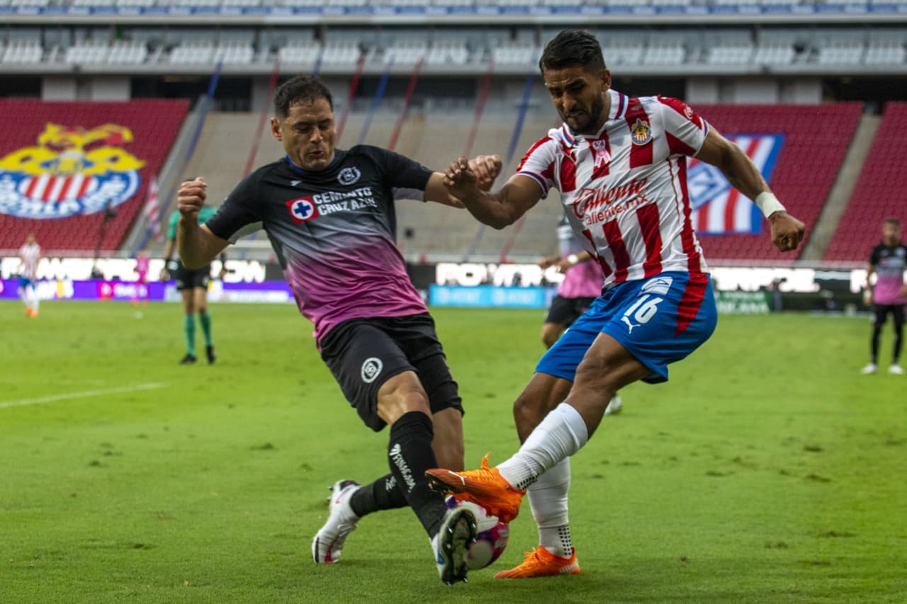 Con goles del Cabecita Rodríguez al 41 y al 90+2, Cruz azul se lleva los tres puntos en su visita a Chivas y el uruguayo llega a 12 goles en el torneo.