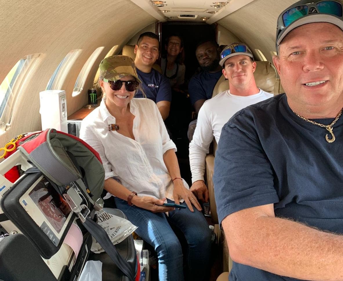 Un equipo médico a bordo de un avión de ambulancia aérea financiado por la famosa chef Ingrid Hoffmann, preparándose para despegar del aeropuerto Tamiami de Miami hacia Sandy Point en las Bahamas. El equipo médico planea trasladar heridos de Sandy Point a Nassau. En la foto, Hoffmann (camisa blanca con gafas) se quedó en Miami para organizar 12 vuelos más.