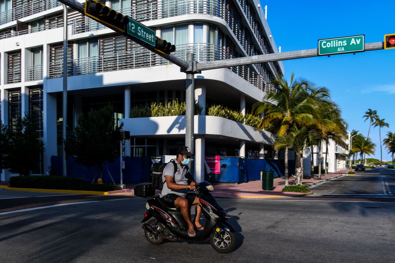 La ciudad de Miami Beach anunció que distribuirá tarjetas de regalo de Publix por $100 a los residentes de la ciudad que se han visto más afectados por la pandemia del coronavirus. 
<br>