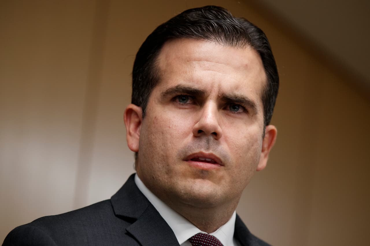 ARCHIVO - En esta fotografía de archivo del 13 de noviembre de 2017, el gobernador puertorriqueño Ricardo Rosselló habla durante una conferencia de prensa para exhortar al Congreso a que incluya a Puerto Rico en el Paquete Suplementario de Ayuda para Desastres, en Washington. El lunes 5 de marzo de 2018 Roselló anunció una serie de medidas encaminadas a ayudar a que la isla se recupere de los estragos causados por el huracán María. (AP Foto/Evan Vucci, archivo)