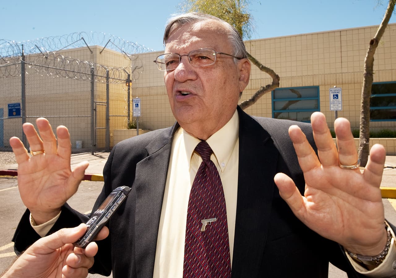 Arpaio se enorgullece de sus cárceles, sobre todo del "Tent City" porque, según él, le ahorra mucho dinero a los contribuyentes.