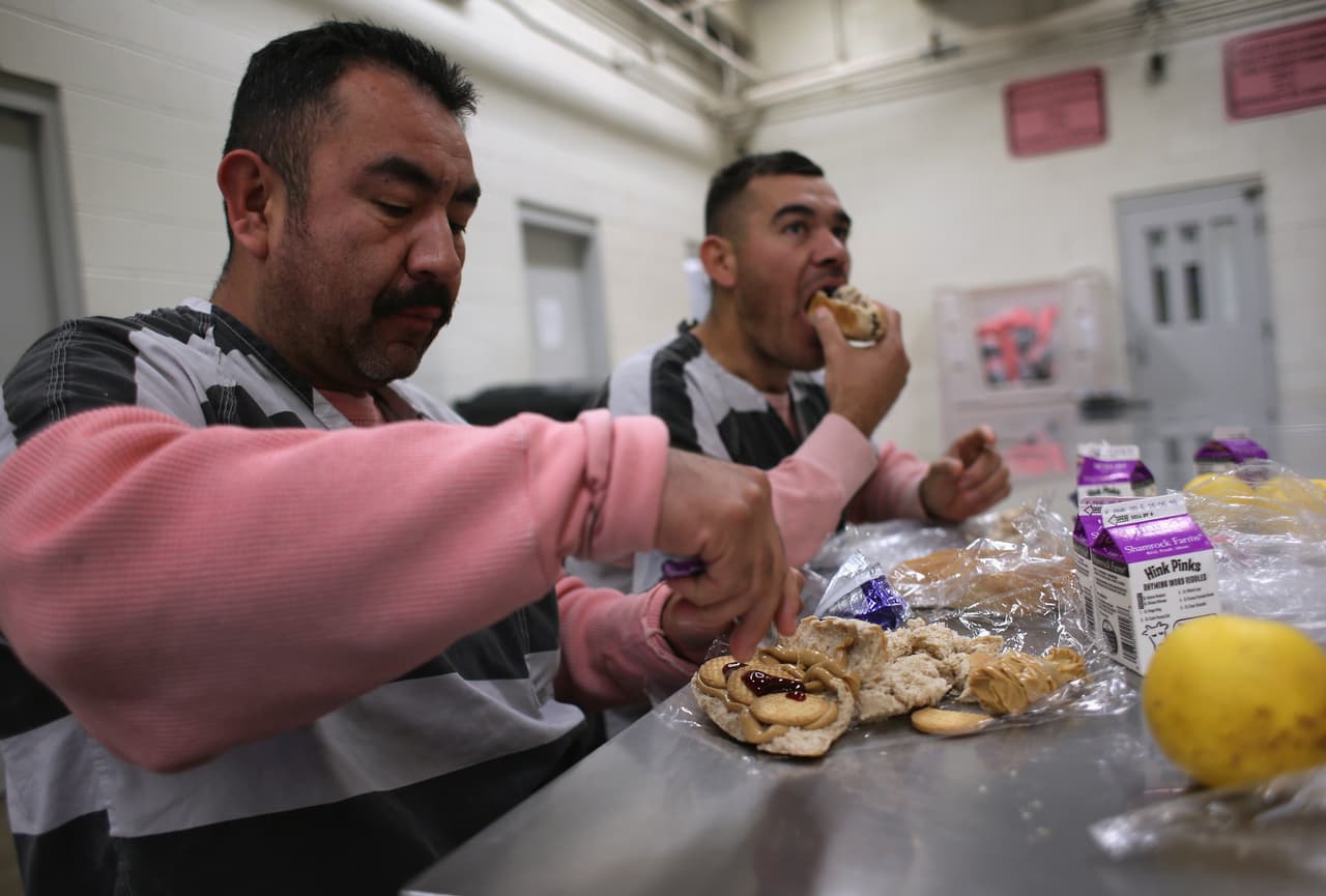 Asimismo el alguacil impuso una dieta vegetariana en la cárcel.