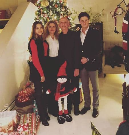 El hermano de Paulina ha participado en eventos organizados en campos de golf de Zihuatanejo, Cancún y Tampico, México, según la revista Hola! USA.