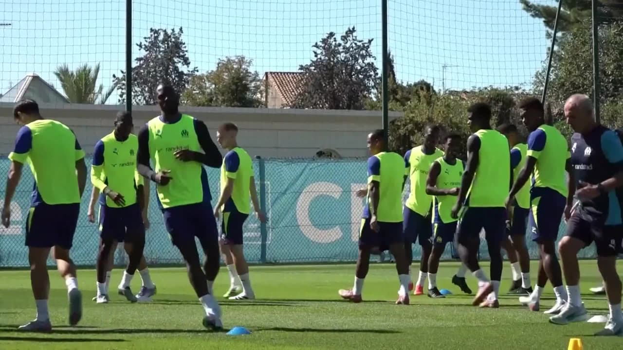 Los jugadores del Marsella ya saltan a la cancha para el calentamiento