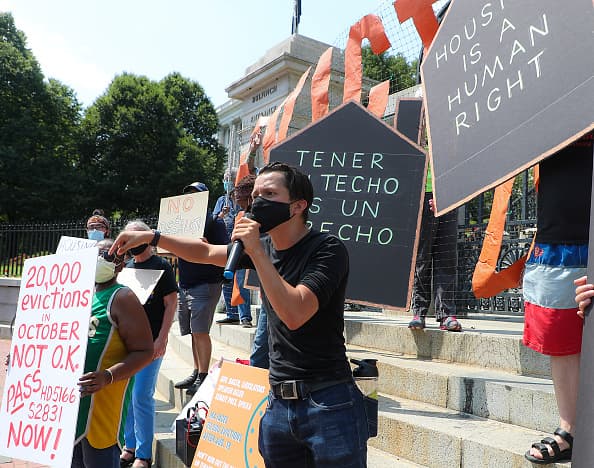 <b>¿Dónde puedo obtener ayuda legal gratuita?</b>
<br>
<br>Si vives en el sur y centro de Texas ouedes comunicarte a 
<b>Texas Rio Grande Legal Aid</b>, quienes ofrecen asistencia legal gratuita, servicios e información en colaboración con la 
<b>Facultad de Derecho de la Universidad de Texas</b>, 
<b>BASTA Austin</b> y 
<b>Texas Housers</b>. Tienen oficinas en el 
<b>Valle del Río Grande</b>, 
<b>San Antonio, Austin, Dallas y El Paso</b>. 
<br>