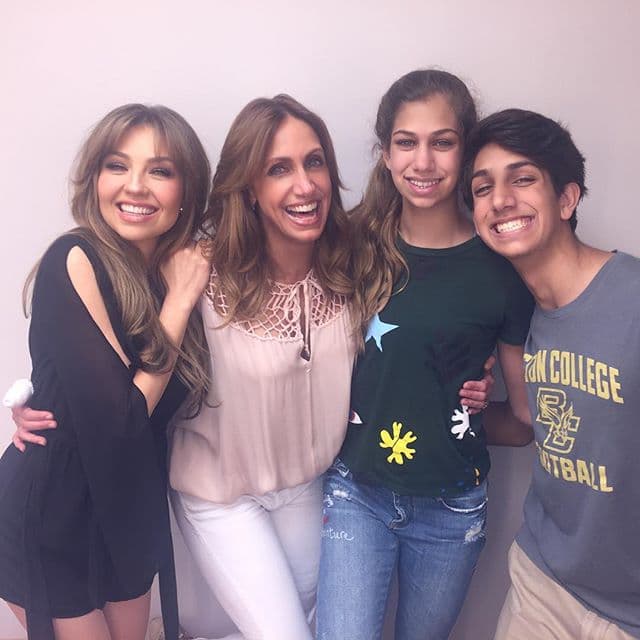 Lili y Lorenzo han educado a los dos jóvenes en un entorno familiar en el que no han faltado amigos cercanos como Thalía.