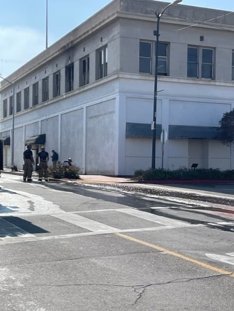 El fuego inició en el segundo piso del edificio. Se extendió tan rápido que tuvieron que pedir refuerzos.