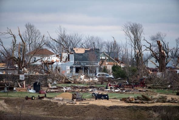 Dos personas perdieron la vida y sobre una veintena resultaron heridas luego del paso de fuertes tornados que tocaron tierra en los poblados de Rochelle y Fairdale a unas 80 millas al noroeste de Chicago la noche del jueves. Rescatistas continúan en la búsqueda de personas desaparecidas entre los escombros.