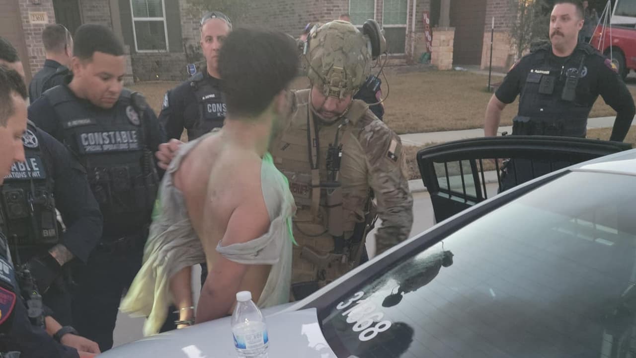 El sospechoso incendió la casa y finalmente se entregó a las autoridades.
<b>Fue trasladado a un hospital para ser atendido</b>.