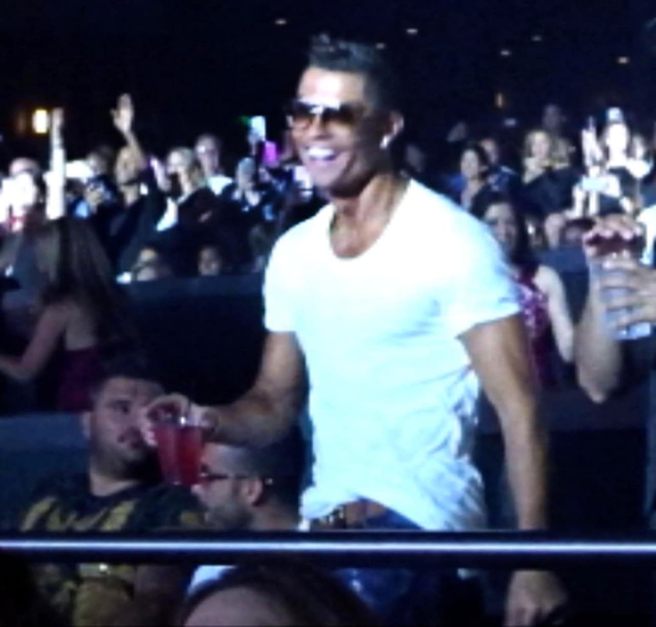 El futbolista bailó, cantó y lució de lo más contento durante el espectáculo.